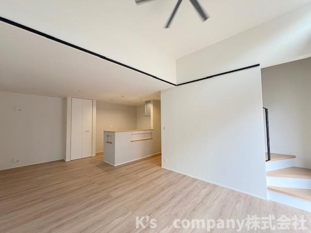 ◎高座郡寒川町小谷1丁目　新築戸建　D号棟の居間・リビング|窓からの日差しと心地よい風がリビング全体に入り込みます◇◇