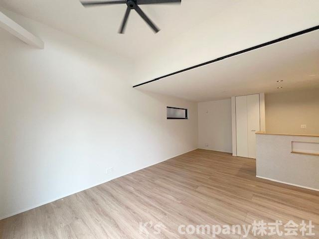 ◎高座郡寒川町小谷1丁目　新築戸建　D号棟の居間・リビング|ご家族が集まるリビングシーリングファン付◇◇