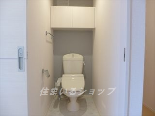 広島市安佐北区落合１丁目のアパートのトイレ|ウォシュレット・収納棚あり
