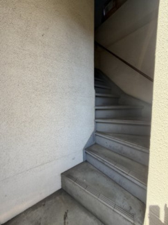 【エントランス】 | 高井戸東３丁目ビル | 2階へ上がる階段です。