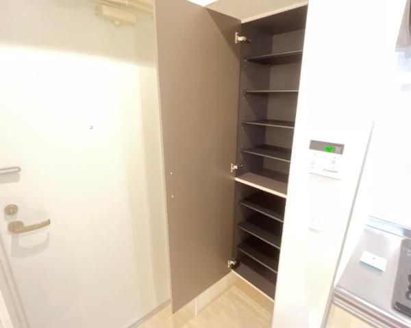 リバーサイド西月隈の玄関