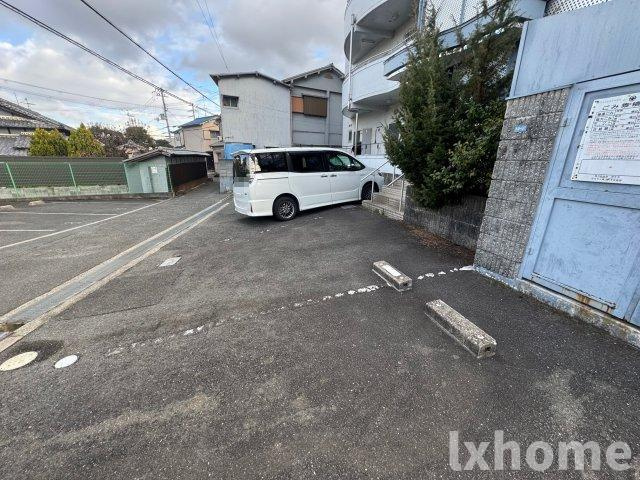 サンシャイン茨木の駐車場