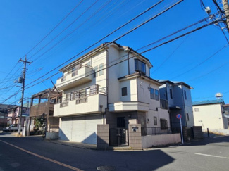 【外観】 | 東久留米市滝山七丁目 ガレージ付中古戸建 | ゆとりある前面道路で、南東、北東の角地
1日中陽当たりの良い、理想的な立地です