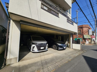 【前面道路含む現地写真】 | 東久留米市滝山七丁目 ガレージ付中古戸建 | ハイルーフ車2台並列でもゆとりがあるので、車好きにはたまりません
