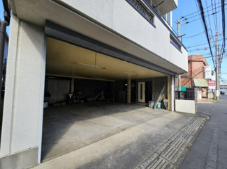 【駐車場】 | 東久留米市滝山七丁目 ガレージ付中古戸建 | 前面道路も広く車通りも多くないので、車庫入れのストレスもありません