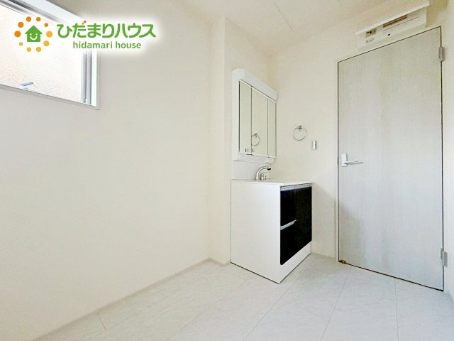 【独立洗面台】 | 笠間市吉岡第1　新築戸建 | 正面だけでなく、左右も確認できる三面鏡は、身だしなみを整えやすいです！