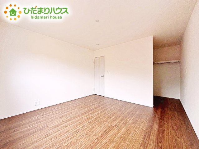 【寝室】 | 笠間市吉岡第1　新築戸建 | 壁紙はシンプルで清潔なホワイトで統一しています。朝の光をたっぷり浴びながら一日をスタート！目覚めは明るくあたたかな場所で。