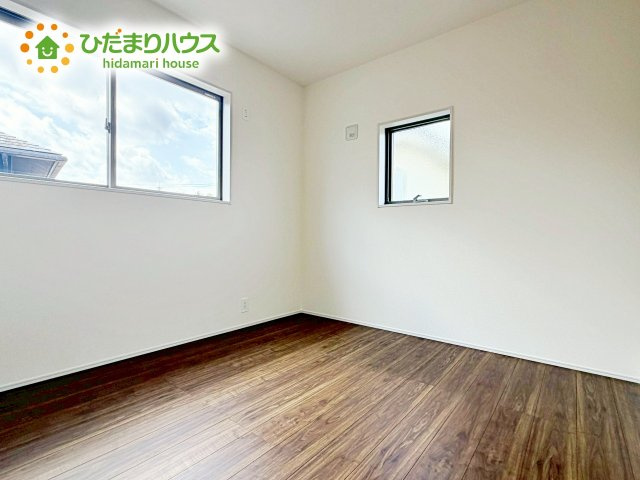 【洋室】 | 笠間市吉岡第1　新築戸建 | 二面採光の設計で明るい時間帯は陽が入り、リラックス出来るお部屋となっています。