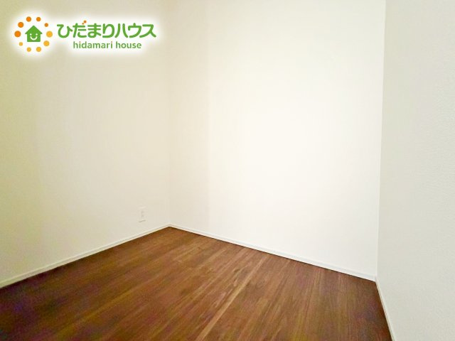 【洋室】 | 笠間市吉岡第1　新築戸建 | 明るい陽光が差し込む洋室。白を基調とした爽やかな空間。