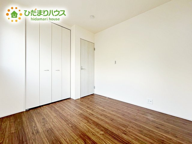 【洋室】 | 笠間市吉岡第1　新築戸建 | 柔らかい陽光が差し込む明るいお部屋を演出する設計。彩光の取れる窓が気持ちの良いお部屋を創り上げます。