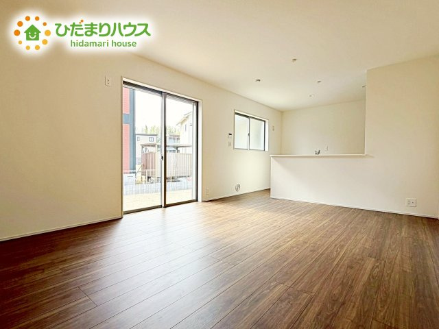 【居間・リビング】 | 笠間市吉岡第1　新築戸建 | 大きな窓から差し込む光でいっぱいのリビング　休日もつい家にいる時間が長くなりそうです