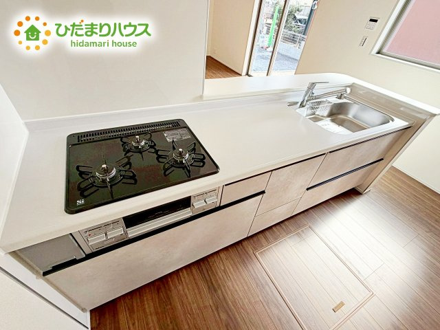 【キッチン】 | 笠間市吉岡第1　新築戸建 | 3口コンロが嬉しいシステムキッチン♪広いシンクや作業台でお料理が捗ります♪