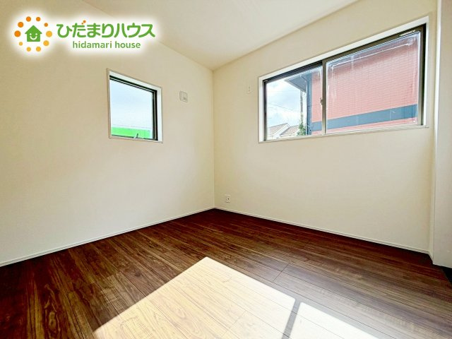 【洋室】 | 笠間市吉岡第1　新築戸建 | 白い壁の洋室は、太陽の光だけでも十分明るく感じられますね
