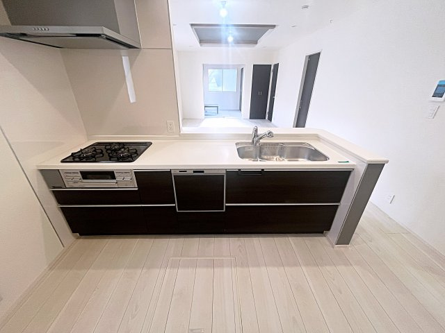 新築戸建・新築建売　福島市南沢又下並松　北沢又小・信陵中のキッチン|食器洗浄乾燥機付きで忙しい家事の時短に◎勝手口がついているのでゴミ出しなどに便利です！