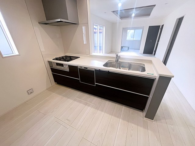 新築戸建・新築建売　福島市南沢又下並松　北沢又小・信陵中のキッチン|キッチンはカウンターになっているのでリビング全体を見渡すことができます！