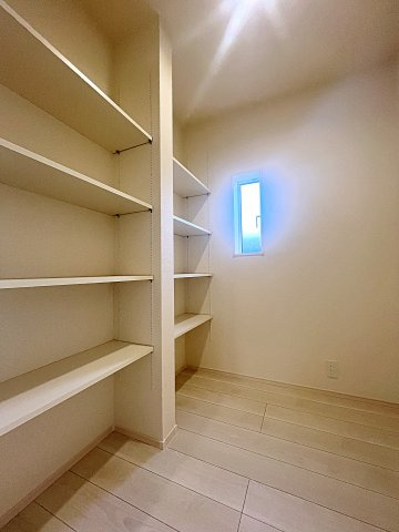 新築戸建・新築建売　福島市南沢又下並松　北沢又小・信陵中の収納|キッチンにはパントリー収納がございます！食品や防災グッズなどの保管に便利です！