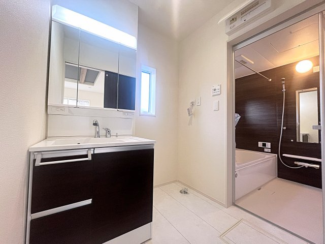 新築戸建・新築建売　福島市南沢又下並松　北沢又小・信陵中の独立洗面台|三面鏡洗面台で朝の身支度もしやすい＆収納力も◎洗面台に物を置かずすっきり清潔に保つことができます！