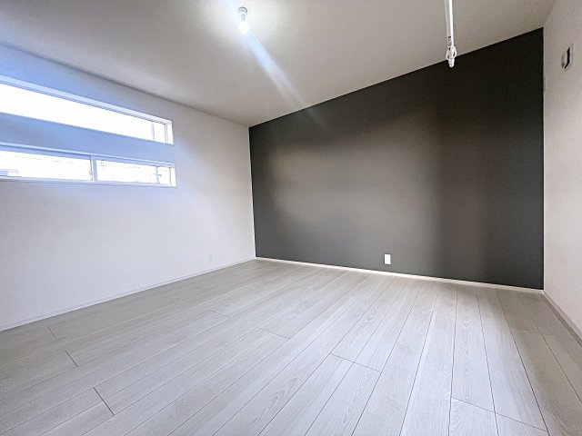 新築戸建・新築建売　福島市南沢又下並松　北沢又小・信陵中の洋室|8.7帖の洋室は主寝室としてご夫婦の部屋におすすめです！2面採光で明るい空間♪