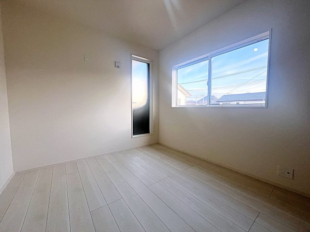 新築戸建・新築建売　福島市南沢又下並松　北沢又小・信陵中の洋室|5.2帖の洋室はシンプルなので色々なテイストのインテリアも合いそうですね！