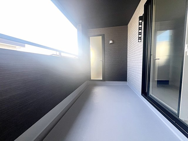 新築戸建・新築建売　福島市南沢又下並松　北沢又小・信陵中のバルコニー|天候の急な変化にも柔軟に対応できる快適なインナーバルコニー！