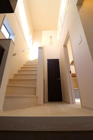 新築戸建・新築建売　福島市南沢又下並松　北沢又小・信陵中の玄関|玄関から続く階段の上部は開放的な吹抜けになっています！