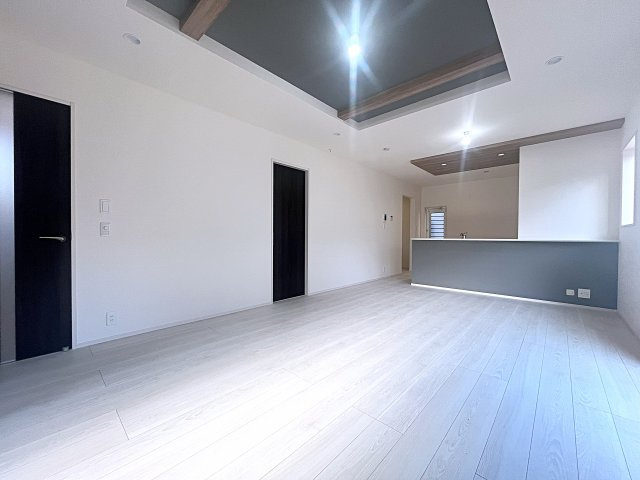 新築戸建・新築建売　福島市南沢又下並松　北沢又小・信陵中の居間・リビング|20帖の広々としたリビングは折上天井で開放的＆明るい家族団らんスペース！