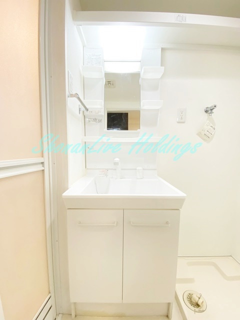 レガーロ平塚の洗面所|明るい洗面所です