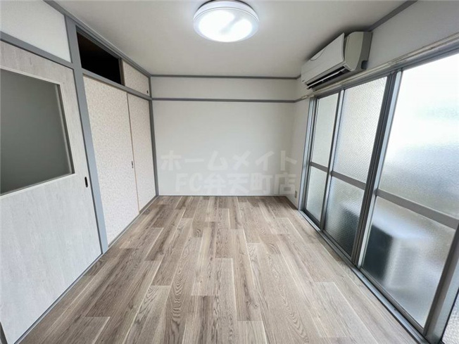 【居間・リビング】 | 葵コーポ | こちらのリビングで趣味の時間をお楽しみください