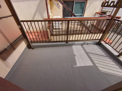 【バルコニー】 | 池田戸建貸家 | 広いバルコニーには屋根が付いているので雨の日でもお洗濯に困りませんね