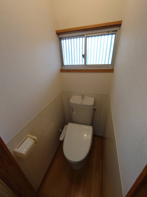 【トイレ】 | 池田戸建貸家 | シャワートイレ付きのお手洗い