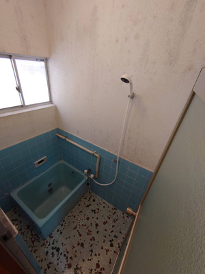 【浴室】 | 池田戸建貸家 | リモコンでお湯張り、追い炊きできます　シャワーも付いています