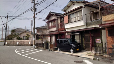 【外観】 | 池田戸建貸家 | 導流帯(ゼブラゾーン)に面しているので車の出し入れは楽です