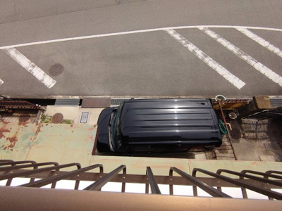 【駐車場】 | 池田戸建貸家 | 導流帯(ゼブラゾーン)に面しているので車の出し入れは楽です