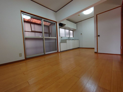 【居間・リビング】 | 池田戸建貸家 | 8.75帖のダイニングキッチン