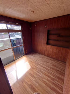 【洋室】 | 池田戸建貸家 | 洋室4.5帖　掃き出し窓から明るい光が差し込んできます