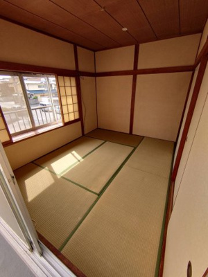 【和室】 | 池田戸建貸家 | 洋室4.5帖　掃き出し窓から明るい光が差し込んできます