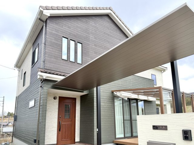 【中古戸建】甘楽郡甘楽町大字小幡の外観|■外観｜外壁のアクセントカラーがシックな外観です。シンプルなデザインでありながらも「個性」を損なわず、お客様一人ひとりの暮らし方にフィットします。