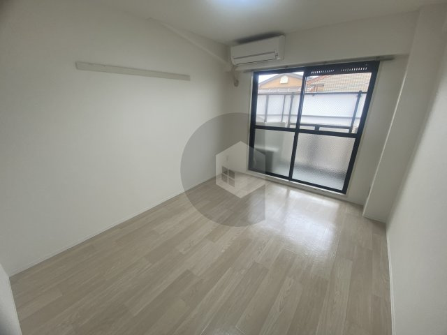 シティパーク菱屋西の洋室