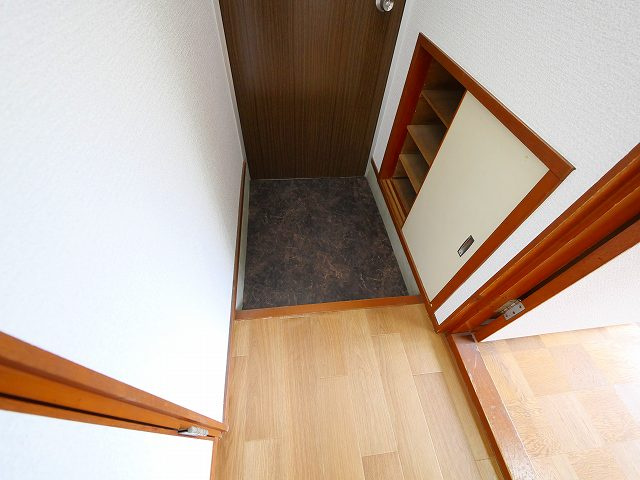 三輪マンションの玄関