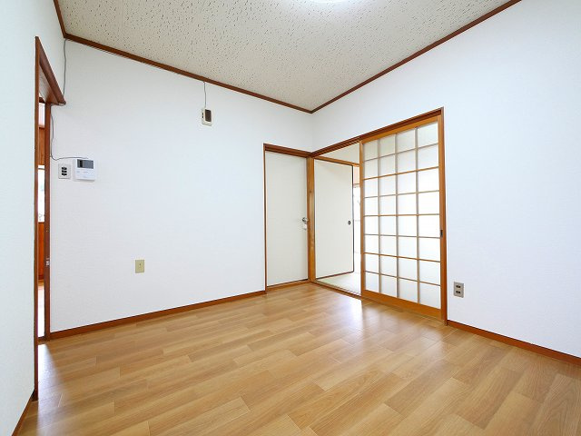 三輪マンションの居間・リビング