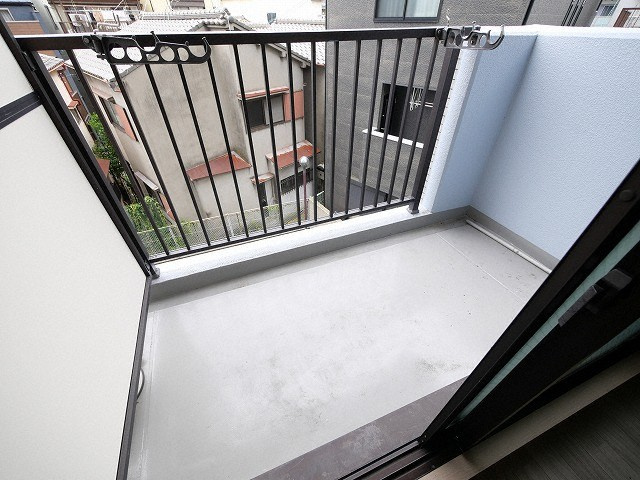 大阪市淀川区木川西３丁目の賃貸マンションのバルコニー