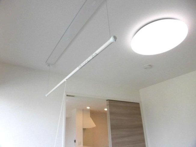 【設備】 | プランドール.i Ⅴ A棟 | A207 室内物干し・照明