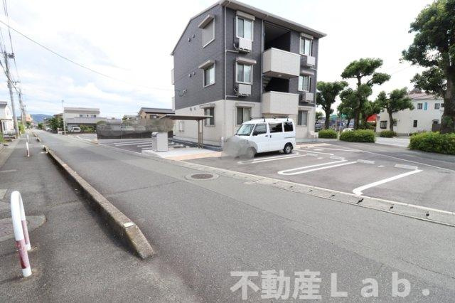 クリークレイン南高江の駐車場