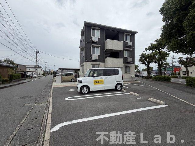クリークレイン南高江の駐車場