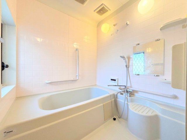 泉区下和泉4丁目　中古戸建ての浴室|◆デザイン性と機能性を兼ね備えたキッチンです。リビングスペースとの一体感が生まれ、広々空間を演出してくれます。