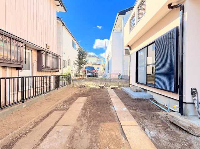 泉区下和泉4丁目　中古戸建ての庭|◆陽あたりの取れた大きなお庭が本物件の特徴です。ウッドデッキやタイルテラス等、ライフスタイルに合わせて可変可能なため、夢が膨らみますね。
