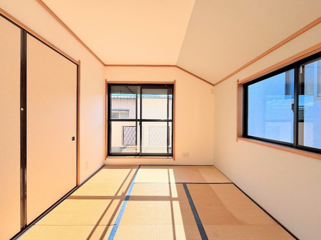 泉区下和泉4丁目　中古戸建ての和室|◆室内はいつも明るい印象なので気持ちの良い朝を迎えられます。各部屋にはクローゼットを完備しており、収納が多いお家はすっきりして快適空間です。