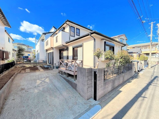 泉区下和泉4丁目　中古戸建ての前面道路含む現地写真|◆一戸建てを中心とした街並みが整然と続き、周辺は高い建物が建っていないので、緑の多い閑静な趣を感じる環境です。街並みや周辺環境も重要なポイントです！！