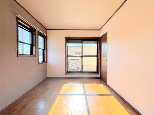 泉区下和泉4丁目　中古戸建ての洋室|◆子どものスタディ空間として、あるいは書斎やホビールームとして生活スタイルに合わせて使えるプライベートルーム。居心地のいい落ち着いたインテリアが似合います。
