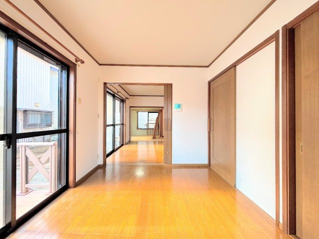 泉区下和泉4丁目　中古戸建ての居間・リビング|◆家族で食卓を囲むダイニングスペースと、ソファでゆったりくつろぐリビングスペースが区切られているので家具の配置や用途を使いわけしやすいです。
